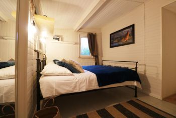 The Cottage : the double bedroom at living floor