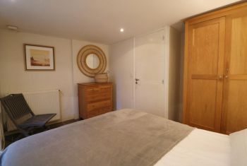 The Cottage : the double bedroom at lower floor 