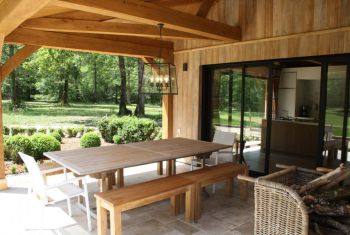 The large covered terrace with bbq and table and chairs