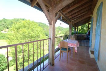 the balcony ideal to enjoy the view (... and a glass of wine!) 