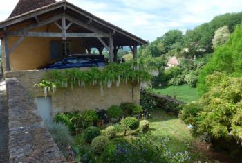 The private car park, very rare and appreciable in the medieval villages as Limeuil 