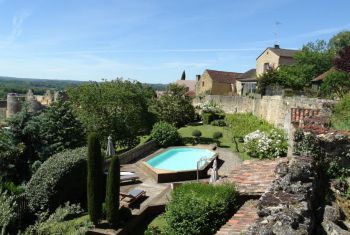 The house, garden and pool as seen from the parking