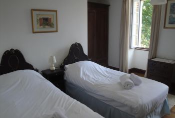 The twin bedroom on the garden level