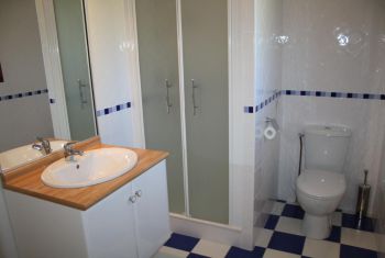 An en suite shower room