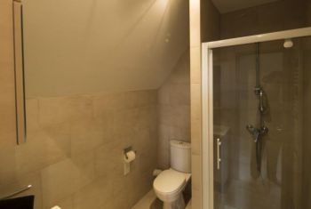 with en suite shower room