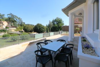 The terrace area at the entrance of the house 