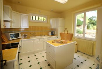 The fully fitted kitchen 