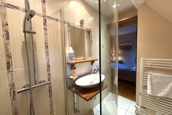 it also enjoys an ensuite shower room 