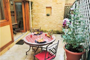 the private yard on the groundfloor : ideal to eat outside all together!