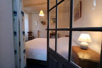 The House : the bedroom on the groundfloor with access to the garden 