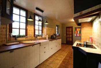 the very well fitted kitchen 