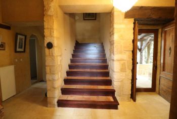 The entrance hall and large stairs to access to the 1st foor 