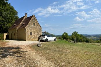 The parking area once you arrive at the house 