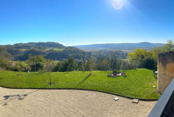 The panoramic view over the valley below 