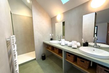 Le Séchoir -  the second master bedroom & its ensuite shower room