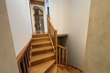 the stairs and landing that desserves the 2 double bedrooms at right side 